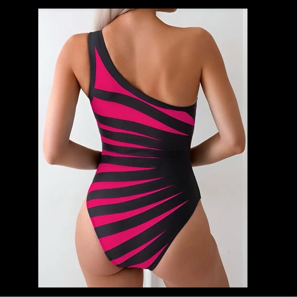 NWOT Never Worn One-Shoulder Swimsuit Pink/Black Asymmetrical Stripes Size XL - Picture 2 of 6